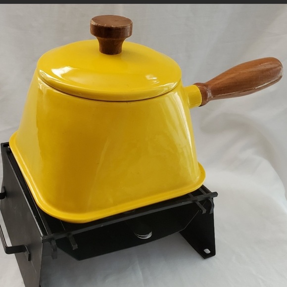 Other - 1970s vintage yellow enamel pot